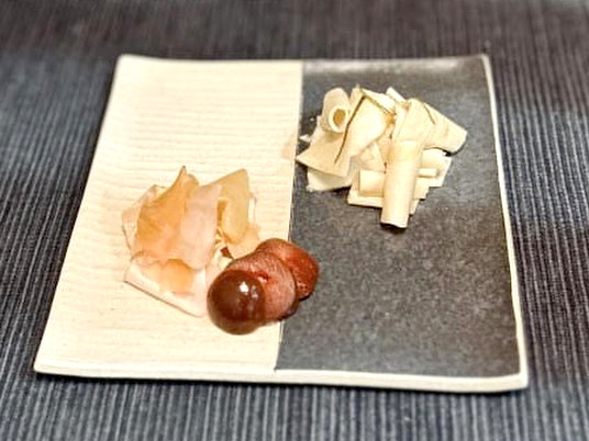 春の限定メニュー 大根ぽりぽり漬〈桜花びら風味〉