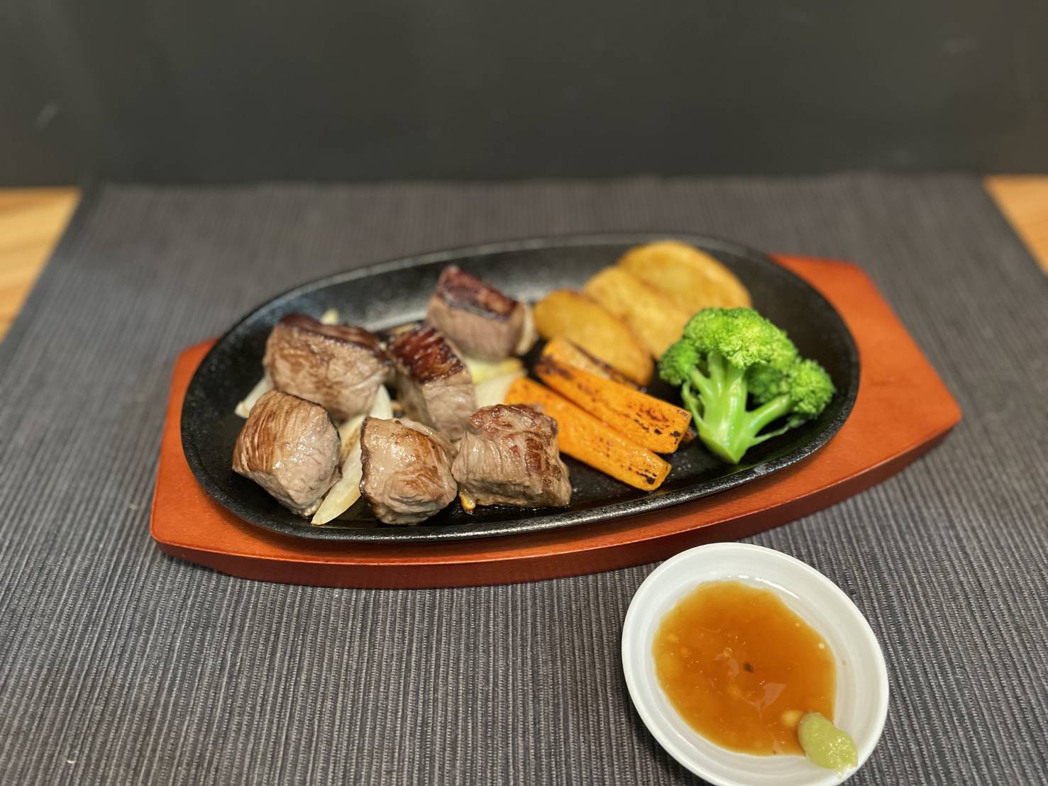 夏の限定メニュー 鹿児島県産黒毛和牛　窪田牛サイコロステーキ