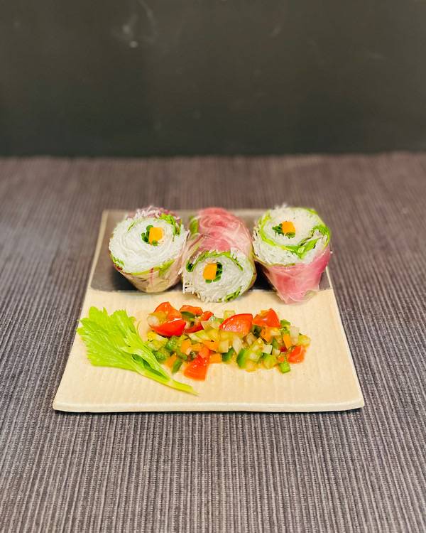 夏の限定メニュー 香味野菜の生春巻き